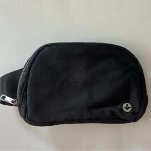 New Halara Logo Casual Waist Bag- in Black